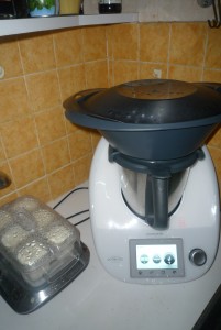 Oui ma crédence de cuisine est moche vous avez le droit de le dire ! Mais ce qui compte c'est le super équipement de la cuisine !